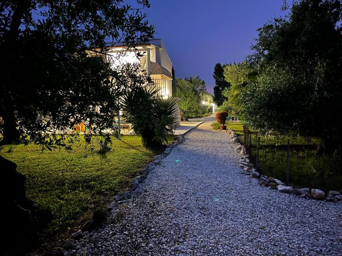 B&B Villa Mediterranee Con Parking Space Trani Exterior foto